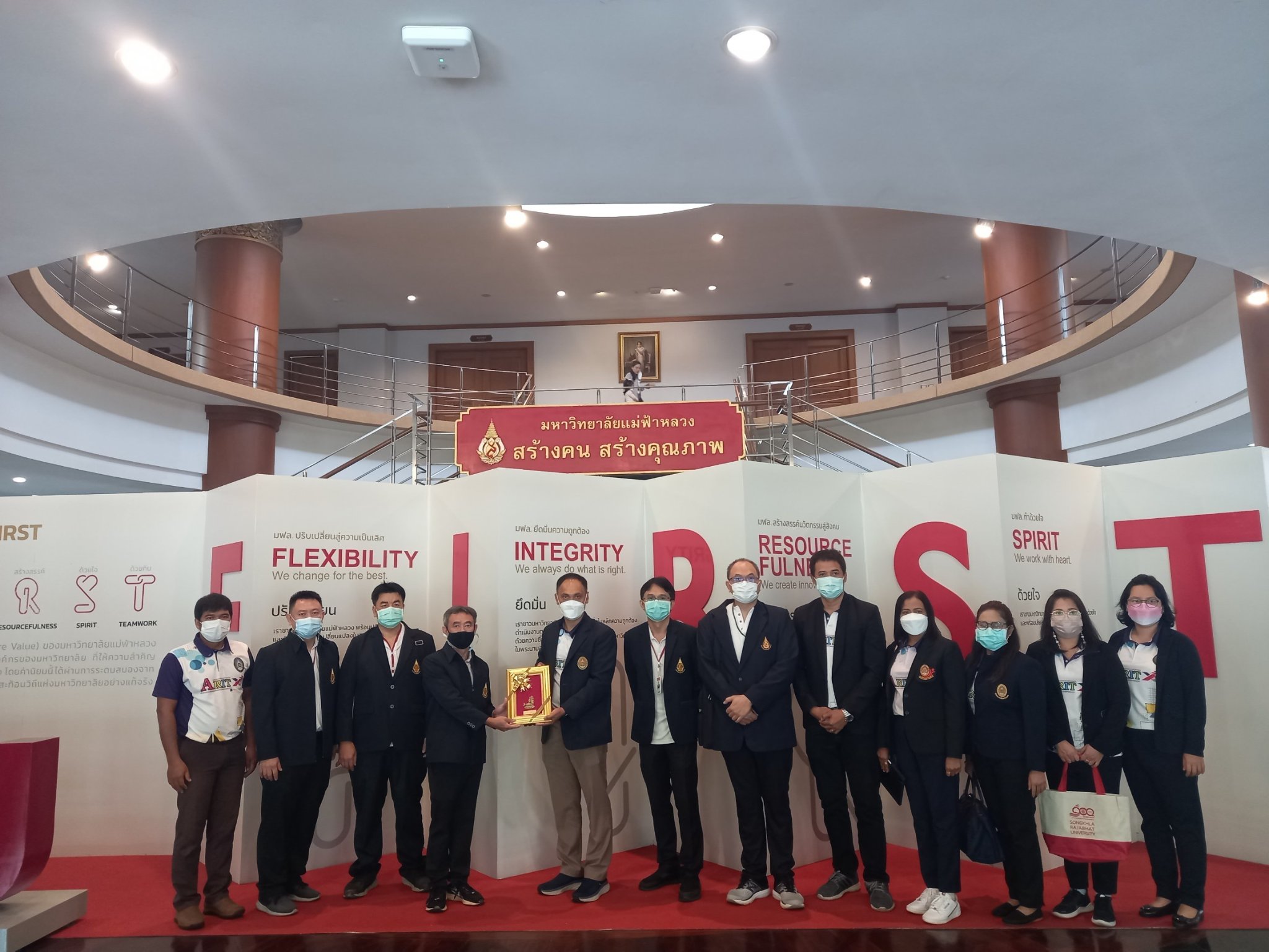 ศูนย์บริการเทคโนโลยีสารสนเทศให้การต้อนรับ อาจารย์เสรี ชะนะ ผู้อำนวยการสำนักวิทยบริการและเทคโนโลยีสารสนเทศ  มหาวิทยาลัยราชภัฎสงขลา พร้อมคณะ