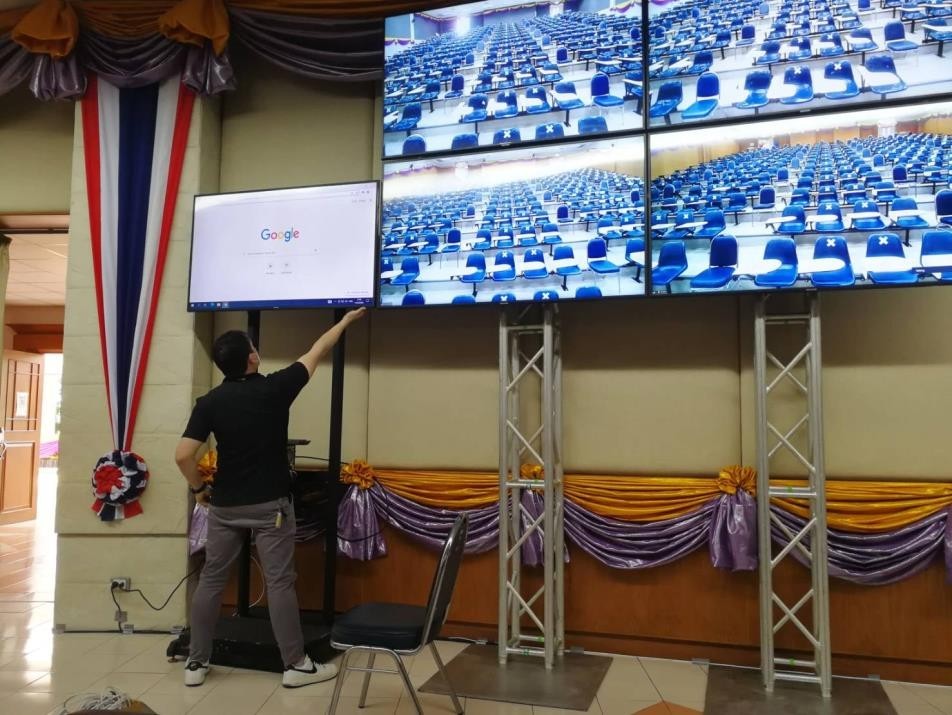ศูนย์บริการเทคโนโลยีสารสนเทศจัดเตรียมความพร้อมและติดตั้งอุปกรณ์สําหรับการถ่ายทอดสดงานพระทาน ปริญญาบัตร แก่ผู้สําเร็จการศึกษา ประจําปีการศึกษา 2564