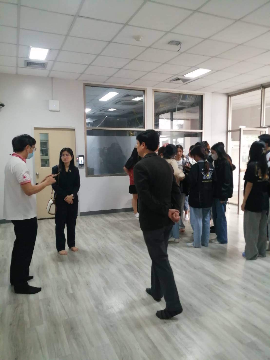 ศูนย์บริการเทคโนโลยีสารสนเทศ ตัวแทนฝ่ายโครงสร้างพื้นฐาน ให้ต้อนรับและให้ข้อมูล คณะดูงานสำนักวิชาการจัดการ มหาวิทยาลัยแม่ฟ้าหลวง รายวิชา Information system and audit and control ในการเยี่ยมชม ห้อง Data Center ของศูนย์ไอที