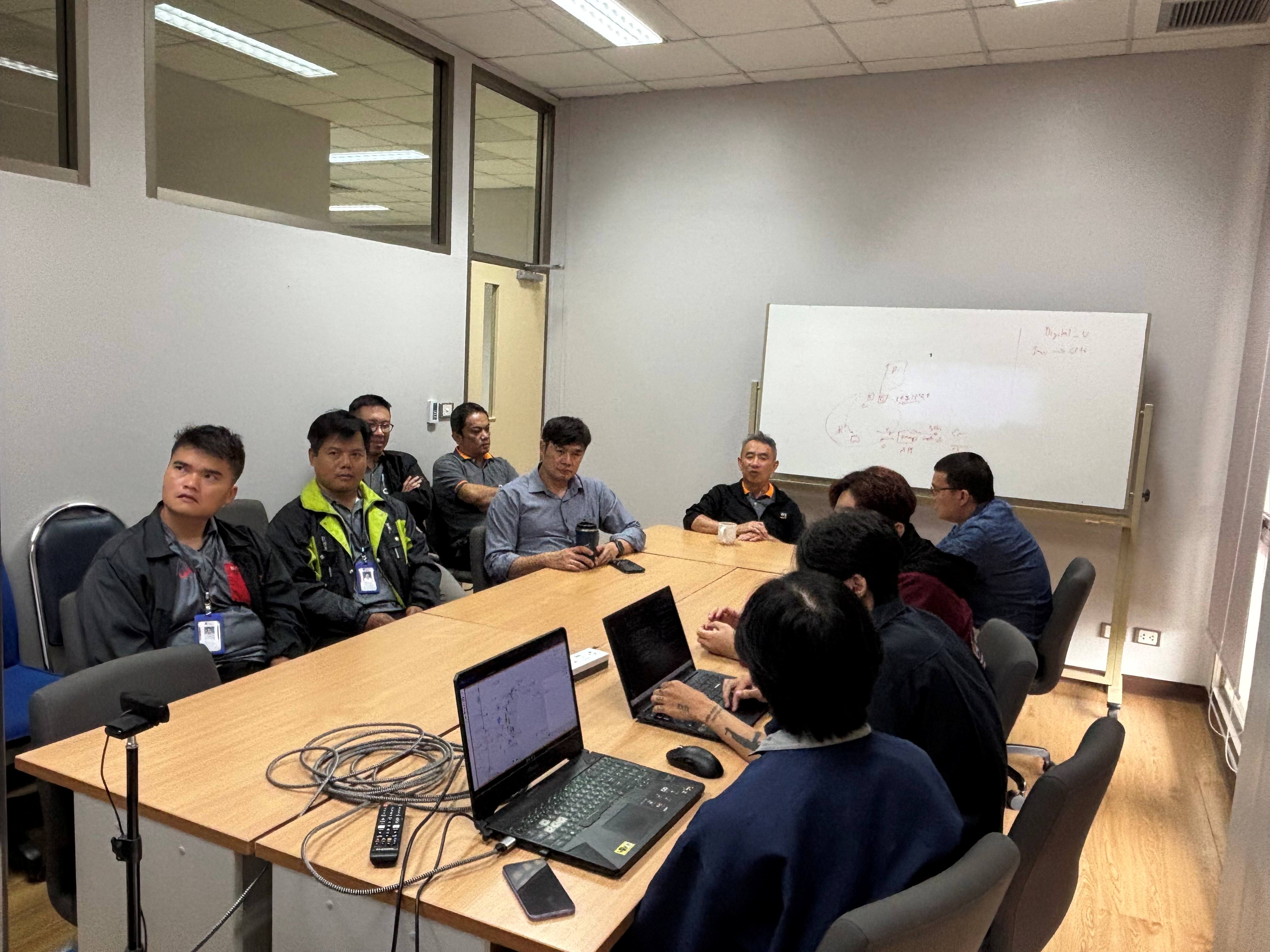โครงการจัดตั้งฝ่าย Digital Service ศูนย์บริการเทคโนโลยีสารสนเทศ และส่วนอาคารคสถานที่ มหาวิทยาลัยแม่ฟ้าหลวง ร่วมกับนักศึกษาสำนักวิชาเทคโนโลยีสารสนเทศ พัฒนาระบบติดตามเส้นทางรถไฟฟ้า 