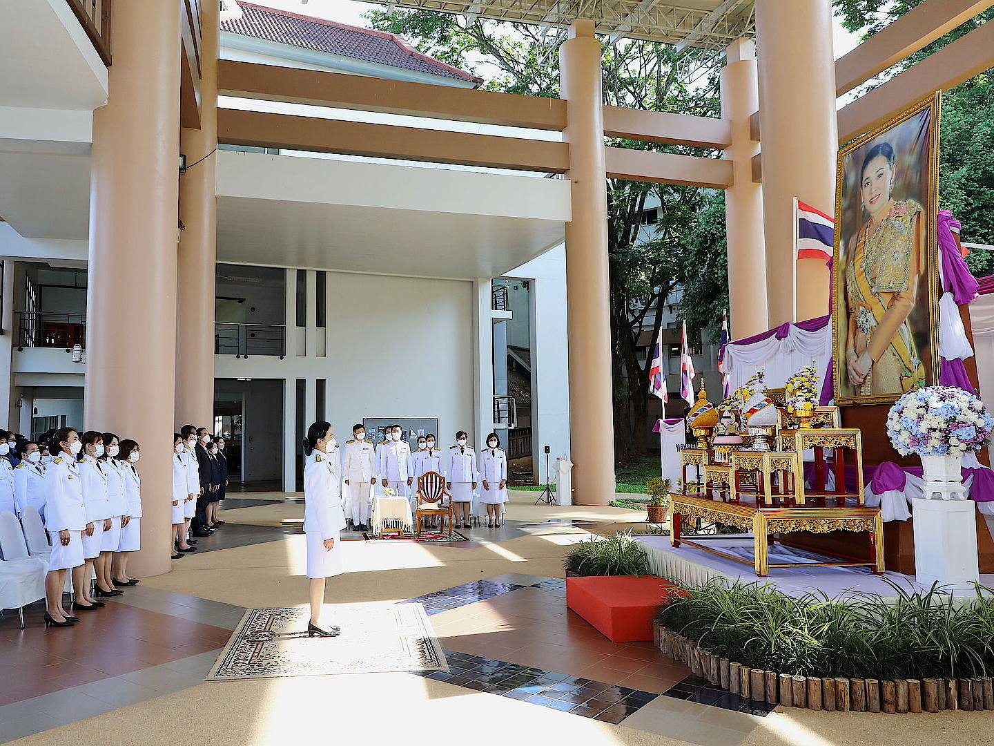 คณะผู้บริหาร และบุคลากรศูนย์บริการเทคโนโลยีสารสนเทศ ร่วมพิธีลงนามถวายพระพรชัยมงคล เนื่องในวันเฉลิมพระชนมพรรษา สมเด็จพระนางเจ้าสุทิดา พัชรสุธาพิมลลักษณ